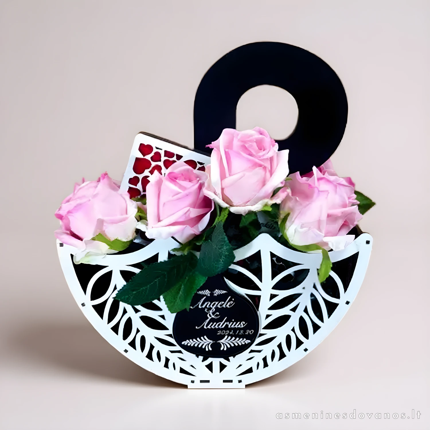 Krepšelis dekoruotas gėlėmis